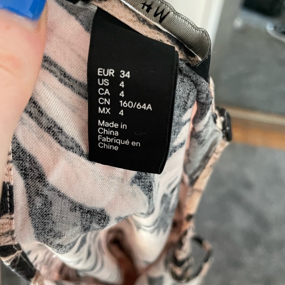 H and M peach and black Hawaiian floral romper - Picture 4 of 4